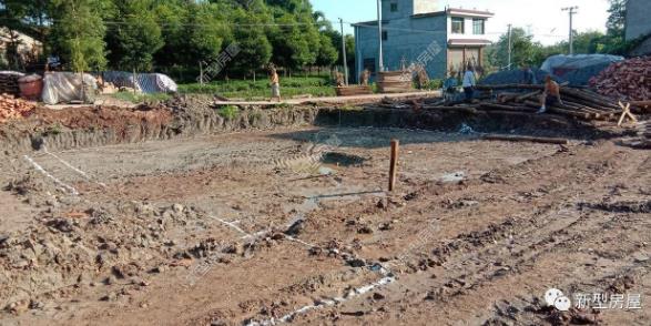 將松木樁從底部周?chē)N擊到內(nèi)圈