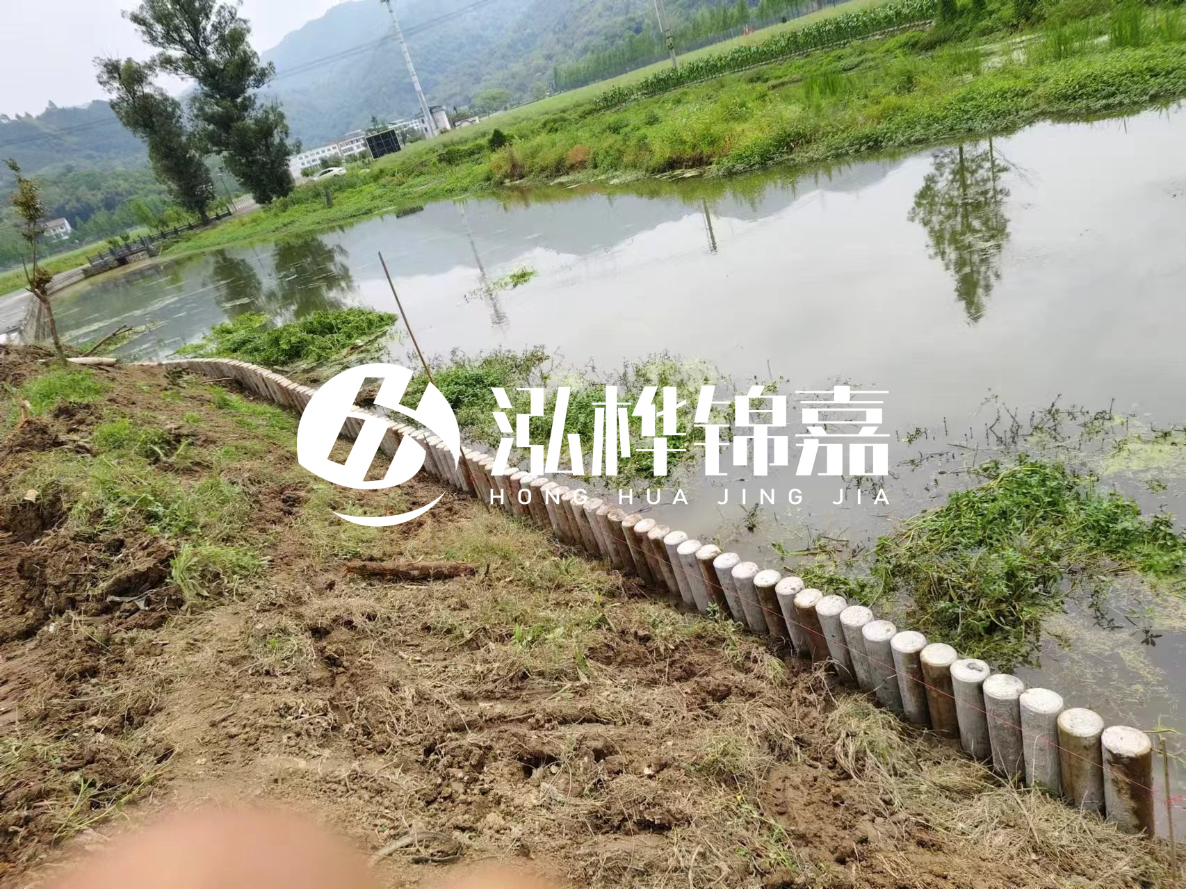 安順市挖機(jī)打木樁專業(yè)施工-河道水泥樁護(hù)坡多少錢一米？