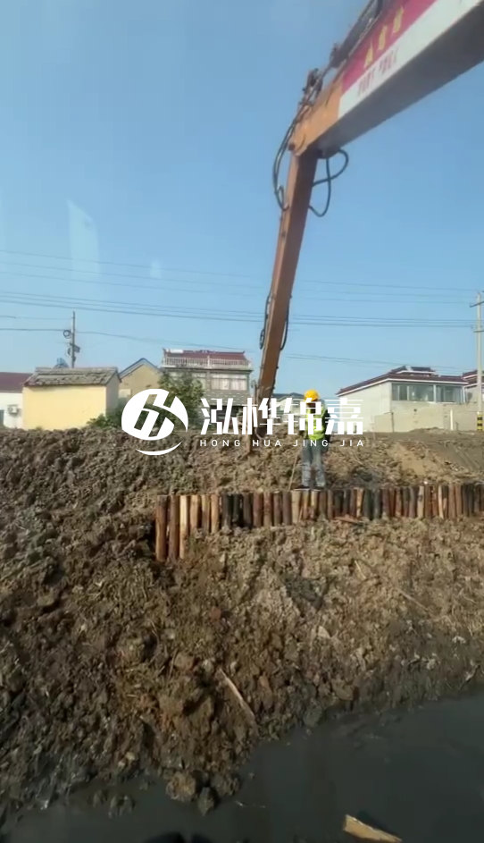 畢節(jié)市挖機(jī)打木樁專業(yè)施工-河道護(hù)坡木樁會不會腐爛？