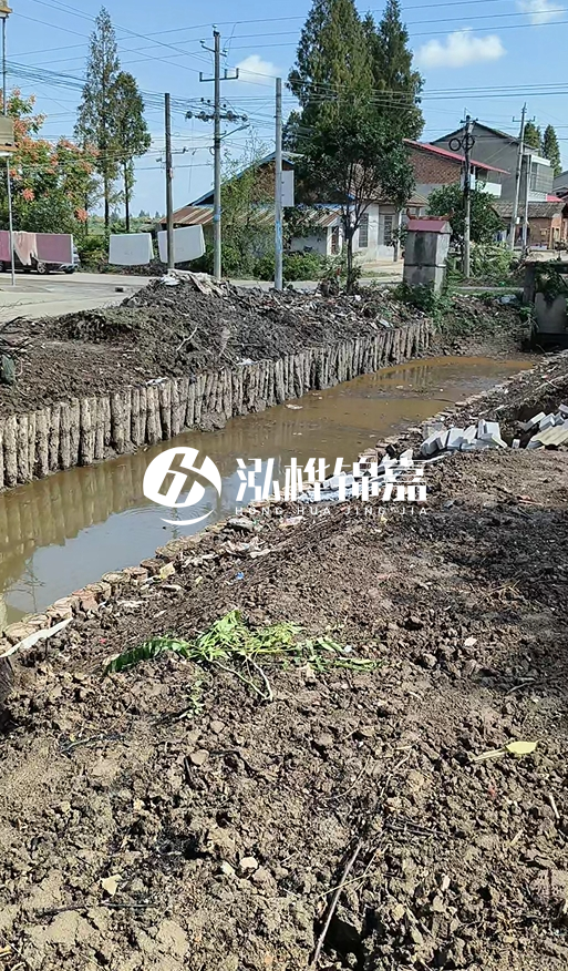 打樁木樁為什么要一根根挨著打？100米河堤需要打多少根木樁？