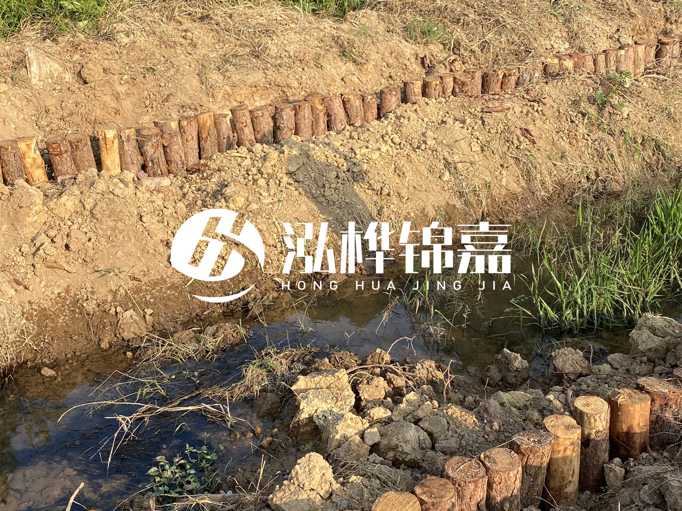 防汛木樁價格中的施工費如何計算？水下打樁和陸地打樁費用差異？