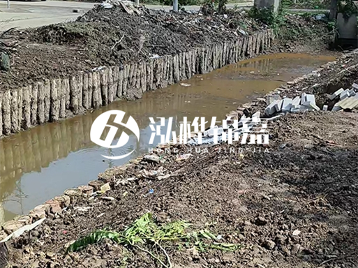 農(nóng)村最便宜的護(hù)坡做法-松木樁護(hù)坡靠譜嗎？