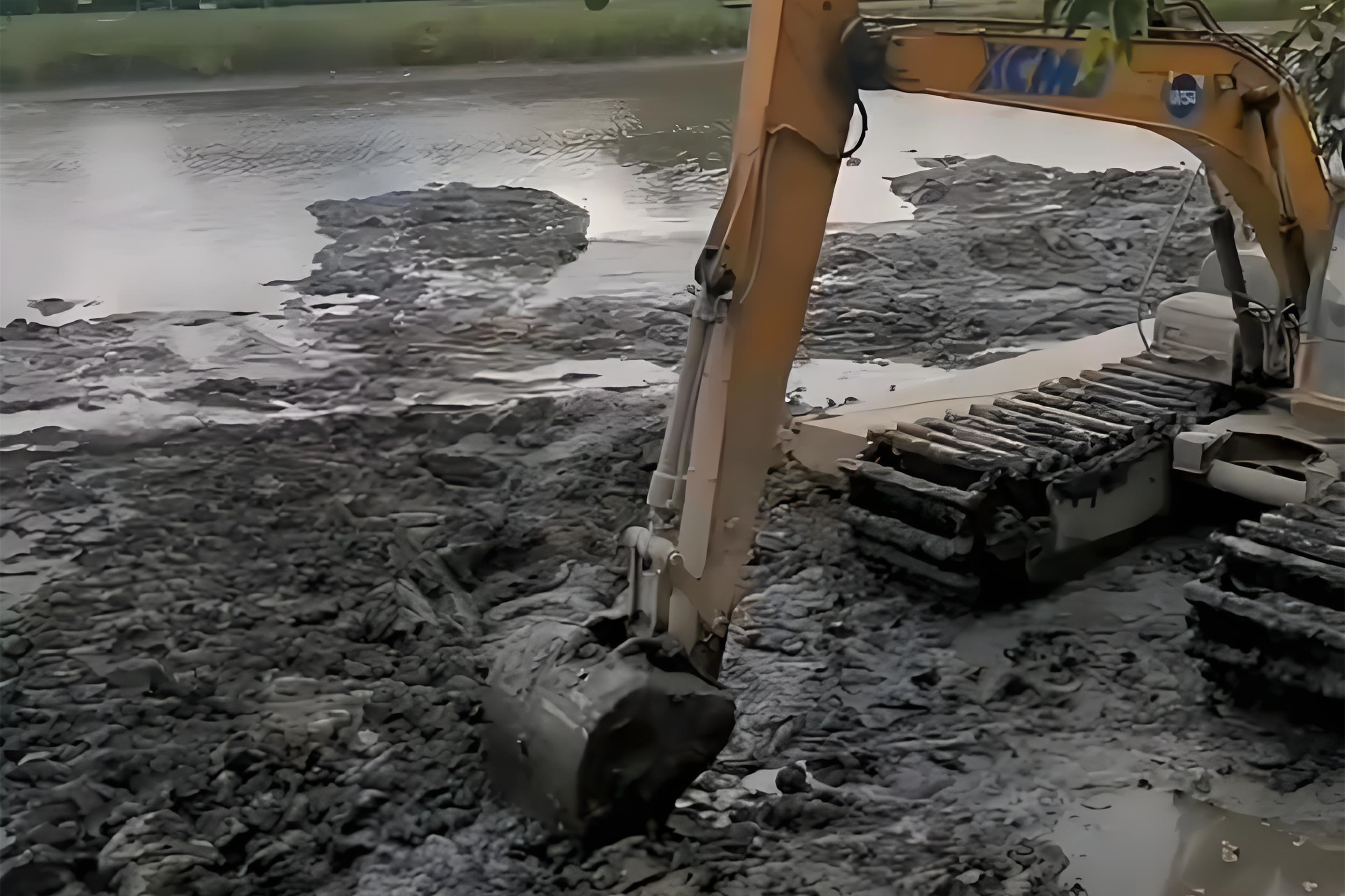 江西水挖清淤團(tuán)隊(duì)泓樺錦嘉-水上挖機(jī)清淤要避開汛期嗎？