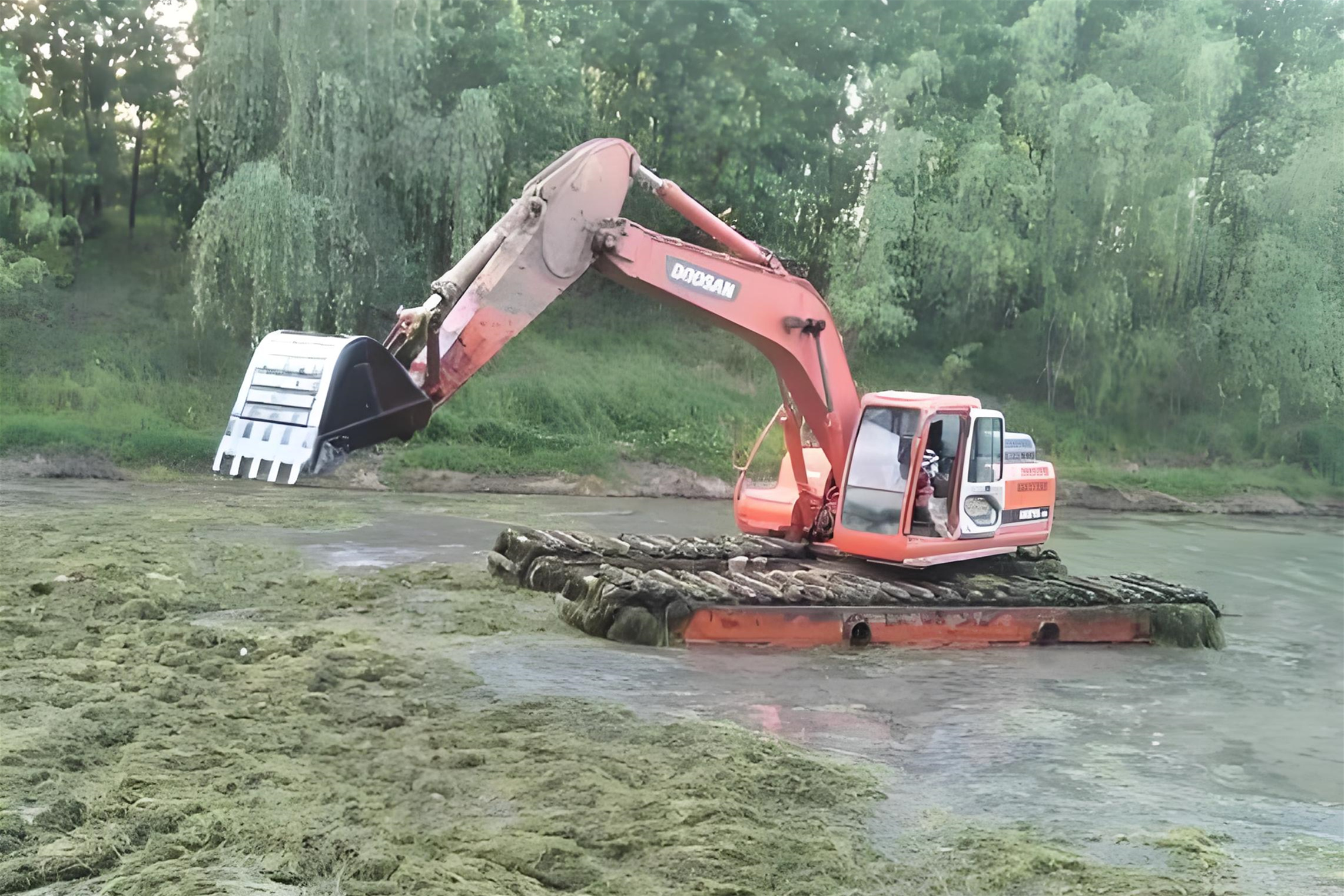 廣西南寧挖機(jī)清淤施工隊(duì)-沼澤清淤怎樣防止挖掘機(jī)下陷？