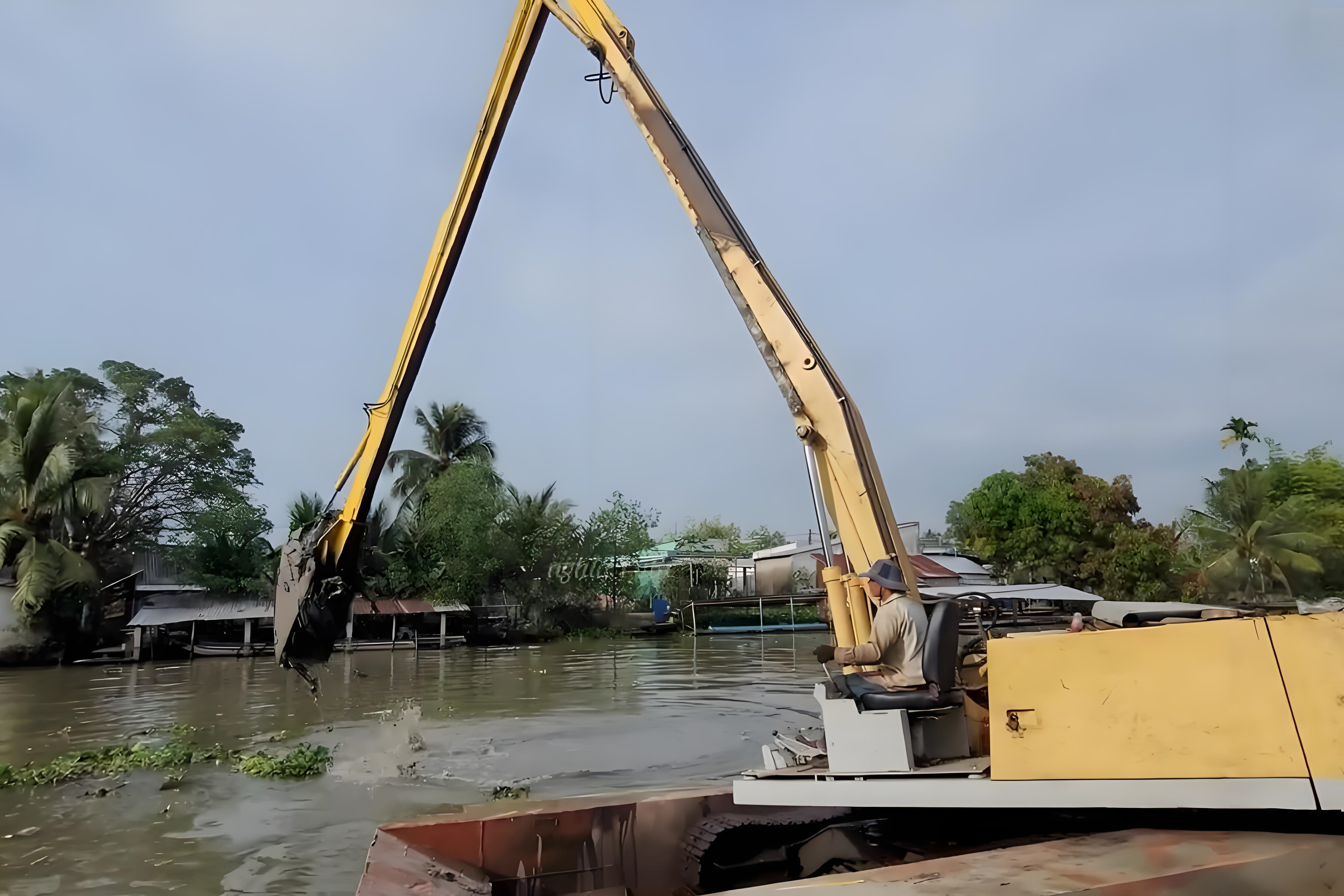 甘肅玉門(mén)水上挖機(jī)清淤施工隊(duì) - 小型水上挖機(jī)清淤適合小河道嗎？