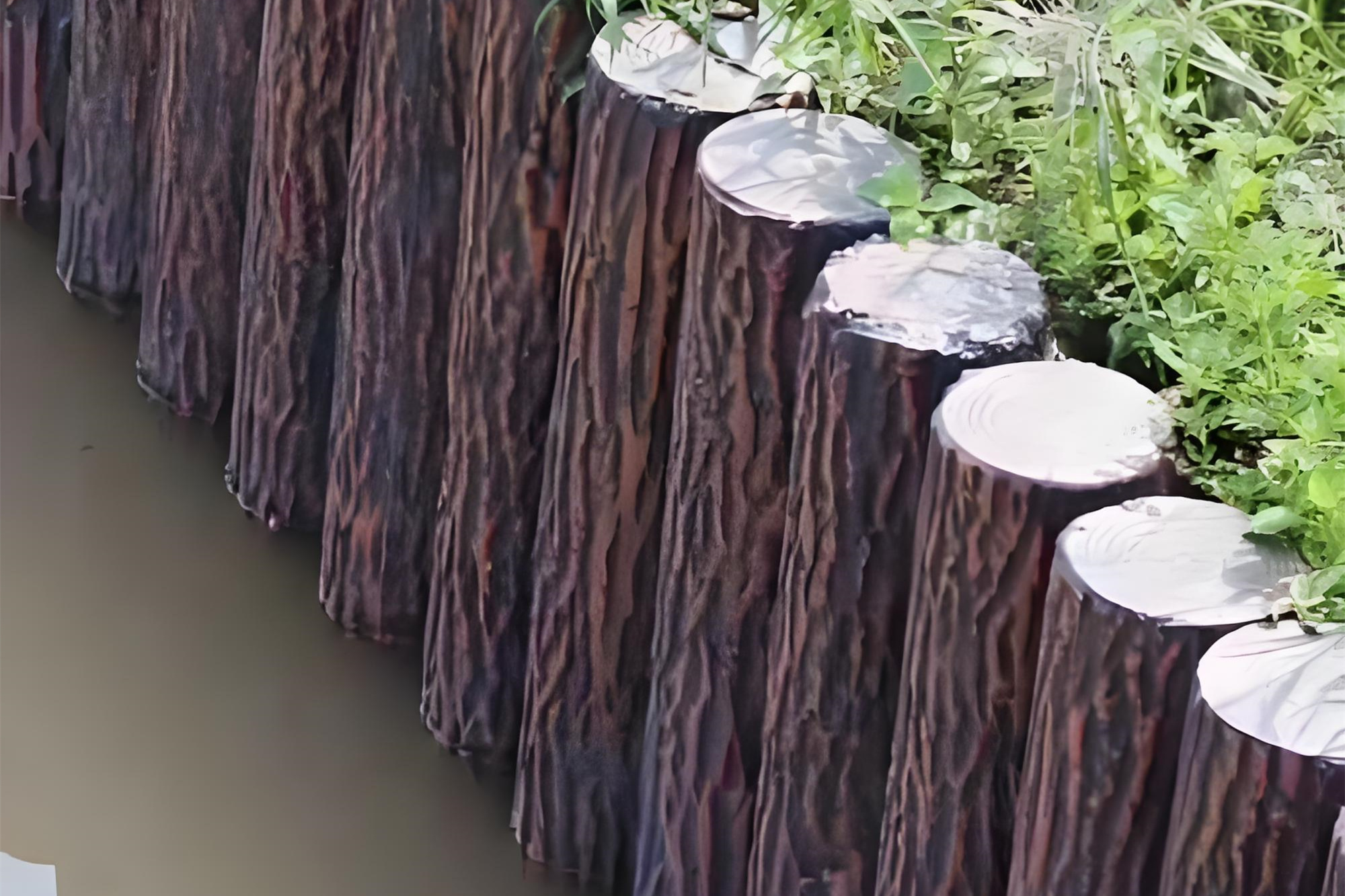 水泥樁批發(fā)廠家泓樺錦嘉-水泥仿木樁的顏色會褪色嗎？