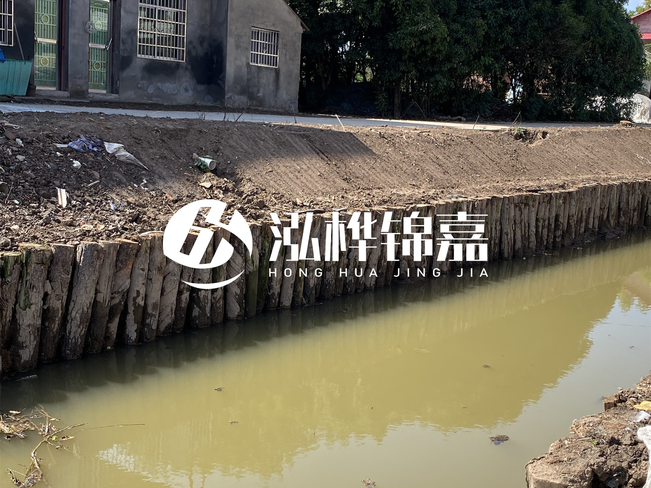 松木樁批發(fā)廠家泓樺錦嘉-圍堰松木樁間距多少能保證穩(wěn)定性？